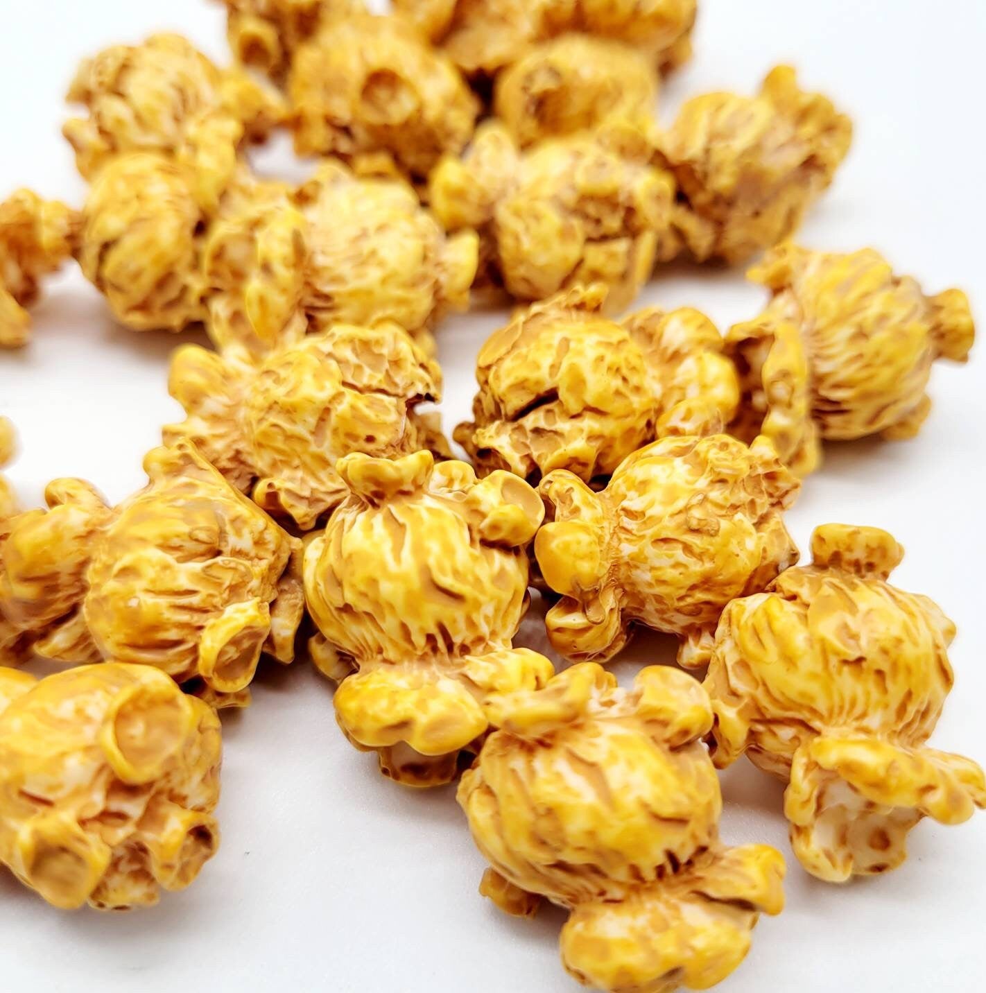 Caramel Popcorn, Fake Food, Faux Popcorn, Craft Popcorn, Decoden, Slime Crafts, Resin, Crafts For Jewelry, Resin Cabochons